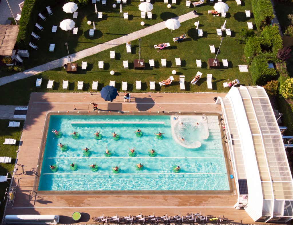Vista dall'alto di piscina con lezione di acquagym presso Ego Wellness.